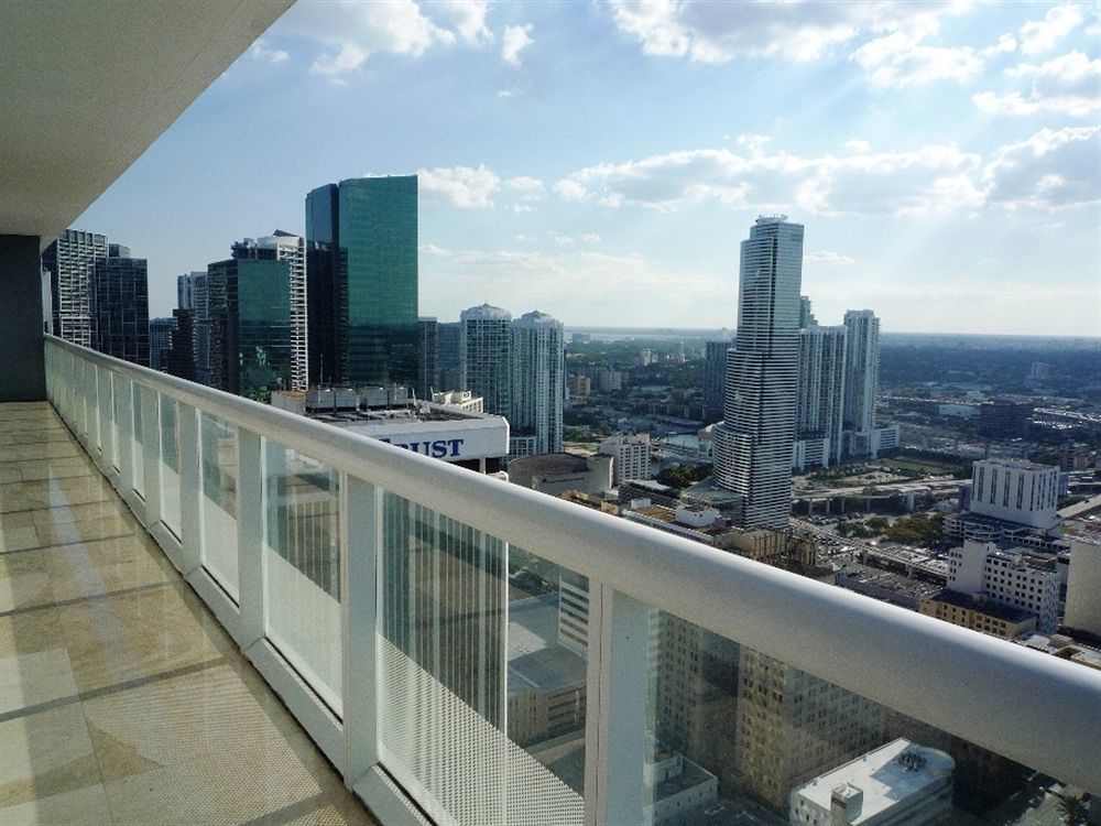 Luxury Apartments At 50 Biscayne Miami Exterior photo