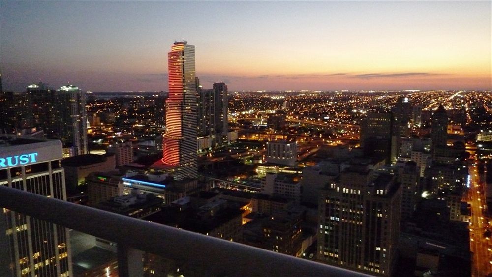 Luxury Apartments At 50 Biscayne Miami Exterior photo